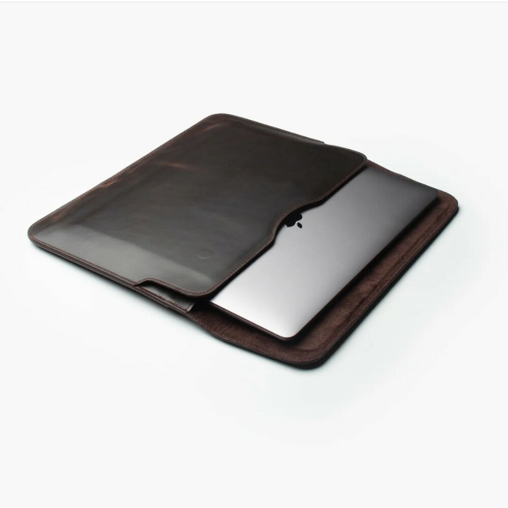 Kožené pouzdro Wachikopa pro MacBook Pro 16" s přihrádkou na karty