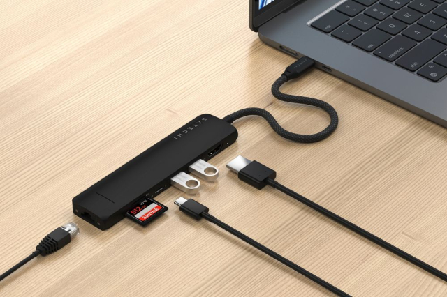 Adaptér Satechi 7 v 1 s rozhraním USB-C, černý (ST-P7SK)