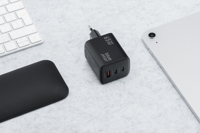 Nabíječka na telefon Blue Star GaN, 2 x USB-C + USB-A, QC 4.0, PD 4 A, 65 W, VT-43, černá