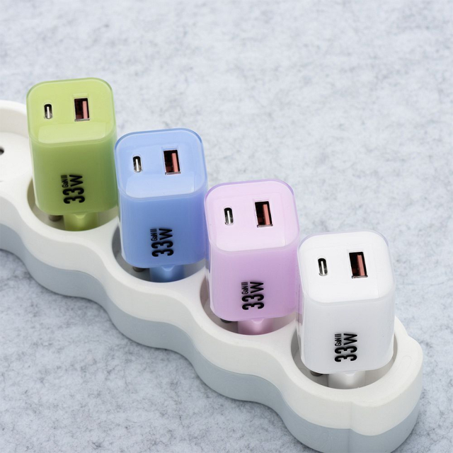 Nabíječka na telefon Forcell F-Energy GaN III Crystal Color USB-C + USB-A QC4.0 PD 33 W + silikonový kabel USB-C na USB-C VT-41 fialový 0INT