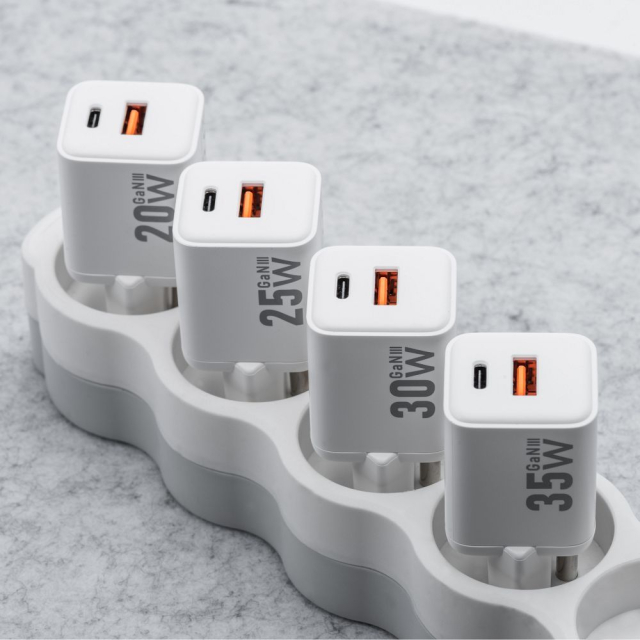 Nabíječka na telefon Forcell F-Energy Mini GaN III USB-C + USB-A QC4.0 PD 35 W VT-35C bílá 0INT