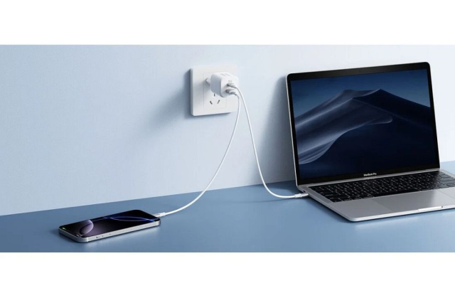 Nabíječka na telefon VEGER USB-A + Type-C PD Super Charge PPS 100 W + datový kabel Type-C na Type-C 240 W TR150, bílá